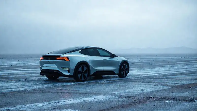 Coche eléctrico recorre un futuro desolado