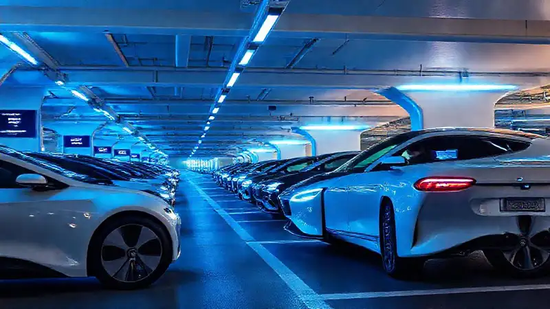 Un garaje futurista ofrece calma y eficiencia