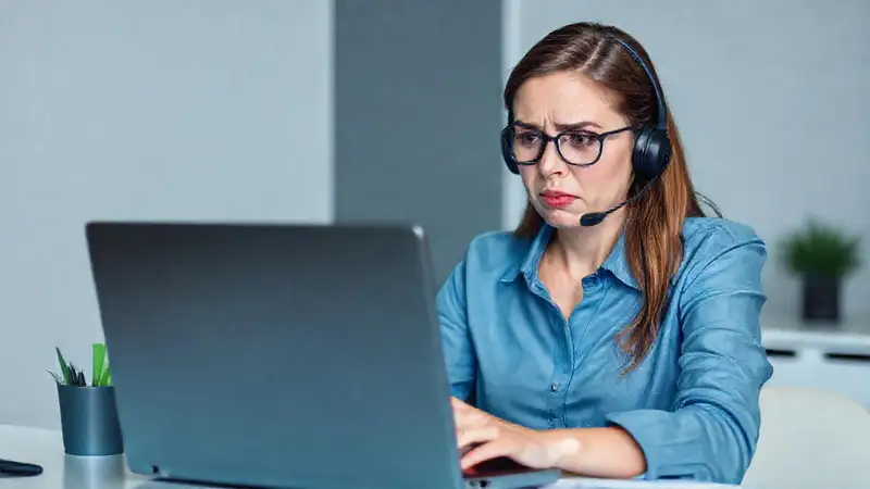 Una técnica de soporte resuelve problemas informáticos