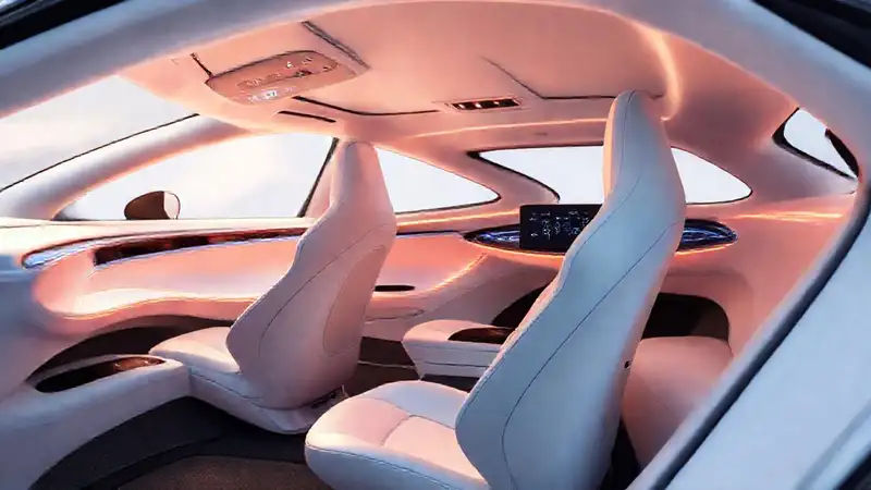 Un coche futurista interiormente elegante