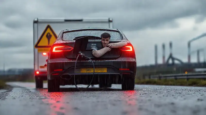 Un conductor frustrado lucha en la lluvia