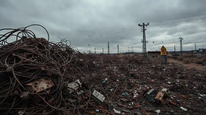Un cementerio de baterías abandonadas y oxidado