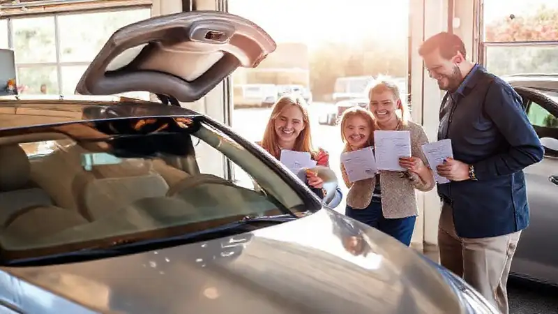 Compra de coche usado, confianza y alegría